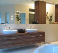 Foto: Waschtisch und Schränke im Bad