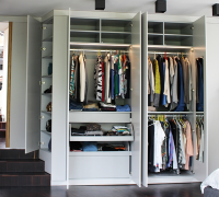 Foto: Kleiderschrank im Schlafzimmer und an der Treppe, Schiebtür oben an der Treppe, hinter dem Schrank laufend.