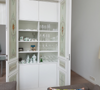 Foto: alte aufgearbeitete und lackierte Türanlage vor neuem Geschirrschrank.